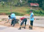 ดำเนินการฉีดน้ำทำความสะอาดถนน เส้นทางหลักโดยรอบเขตเทศบาลตำบล